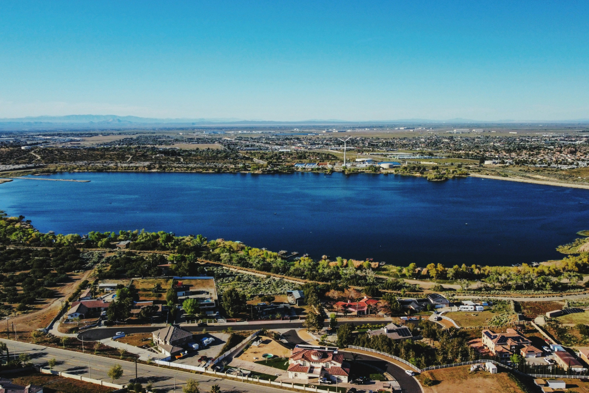 Aerial view of a lake and neighborhood in Palmdale, an Antelope Valley community served by nearby detox care in Santa Clarita